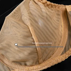 Dettaglio ravvicinato del tessuto a rete trasparente e cuciture fini del set lingerie