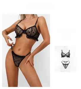 Détails d'un ensemble soutien-gorge en mesh noir à coeurs avec armatures et volants