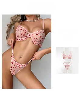 Détails de l'ensemble de lingerie en maille rose avec cœurs rouges et volants fins