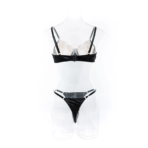 Vue arrière d'un ensemble de lingerie en satin noir et dentelle sur mannequin