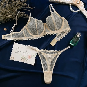 Détail de l'ensemble de lingerie en maille beige avec dentelle et soutien-gorge à armature