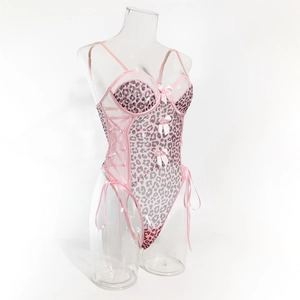 Dettaglio di body leopardato rosa con lacci laterali e graziosi fiocchi decorativi