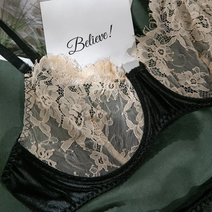 Détail de satin vert foncé et dentelle florale cousue sur un bonnet de soutien-gorge