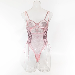 Dettaglio del body in mesh leopardato rosa con spalline regolabili e trama del tessuto trasparente