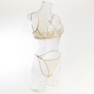 Détail d'un ensemble soutien-gorge et string en mesh avec bordure festonnée délicate