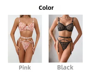 Gros plan détaillé de l'ensemble de lingerie en maille cœur avec armature et jarretelles