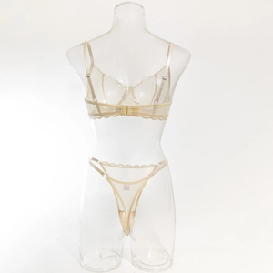 Vue détaillée de l'ensemble de lingerie en dentelle champagne avec bordures festonnées