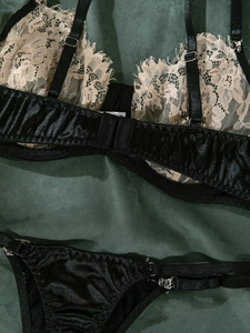 Détail d'un ensemble soutien-gorge en satin noir et dentelle avec bretelles réglables