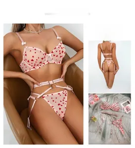 Détails de l'ensemble de lingerie en maille à cœurs avec armatures et nœuds décoratifs