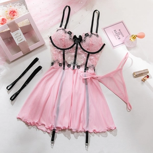 Vue détaillée à plat de l'ensemble de lingerie en maille rose avec dentelle brodée