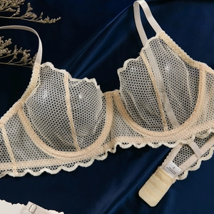Détail de soutien-gorge en dentelle nude montrant la maille et l'étiquette de lavage
