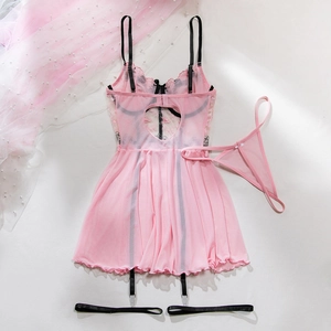 Détail de l'ensemble de lingerie sexy en mesh rose avec dentelle noire et jarretelles