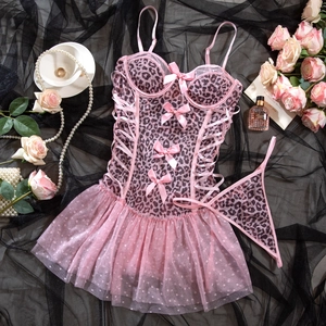 Détail d'un ensemble lingerie rose léopard en résille avec nœuds et laçage latéral