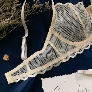 Détail du soutien-gorge en maille dentelle beige avec texture nid d'abeille et bord festonné