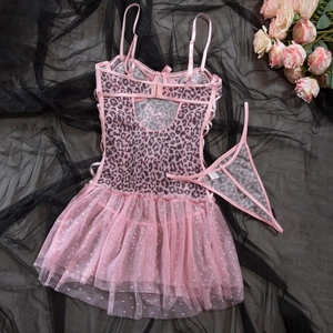 Vue détaillée d'un ensemble lingerie léopard rose avec jupe en tulle et roses