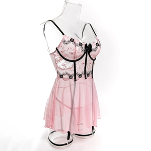 Détail de la nuisette en mesh rose avec broderie florale noire et bordure en dentelle