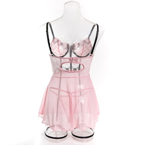 Détail de la robe en maille rose transparente avec broderie de dentelle et bordures noires