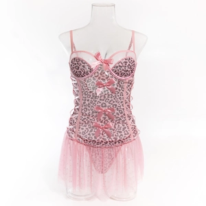 Détail du haut corset à imprimé léopard rose avec dentelle, nœuds en satin et laçage