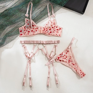Détails de l'ensemble de lingerie rose en résille avec motifs de cœurs rouges et satin