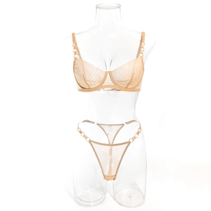 Dettaglio completo intimo nude con coppe a righe trasparenti e accenti di anelli metallici