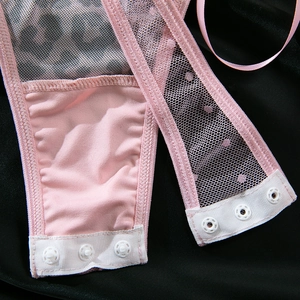 Dettaglio del body leopardato rosa con chiusura a scatto e delicato pizzo in rete