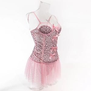 Détail latéral de la robe corset léopard rose avec laçage sur le côté et nœuds