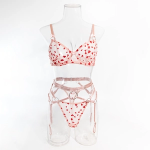 Détails de l'ensemble lingerie en tulle rose à cœurs rouges avec anneaux métalliques