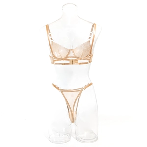 Dettaglio del set lingerie in rete color champagne con anelli in metallo e tessuto