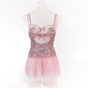 Détail d'une robe en maille léopard rose avec bretelles réglables et nœud au dos