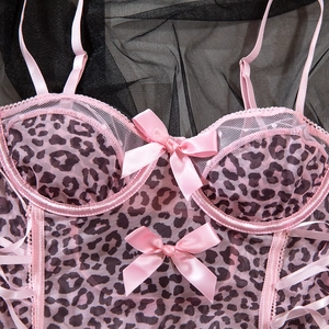 Détail d'un corset en mesh léopard rose avec bonnets à armatures et bordure dentelle