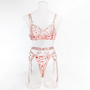 Détail de l'ensemble lingerie en maille rose à cœurs avec porte-jarretelles et clips
