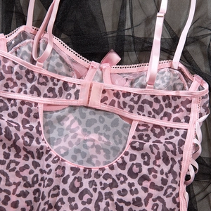 Détail du body en résille léopard rose avec bretelles réglables et nœuds en satin