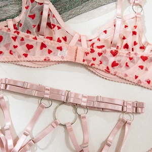 Détail du soutien-gorge en tulle à cœurs roses avec anneaux en métal et sangles assorties
