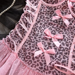 Détail de maille léopard rose avec lacets en satin et nœuds délicats en relief 3D