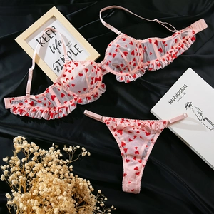 Détail d'un ensemble soutien-gorge en mesh à cœurs avec bordures volantées sur soie