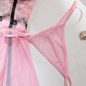Détail de lingerie en résille rose avec broderie florale et texture ruban satin