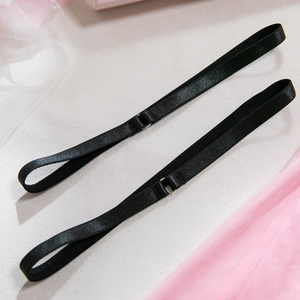 Détail de bretelles réglables en satin noir avec boucles en métal pour lingerie