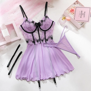 Détail de broderie en dentelle violette et tulle sur une nuisette sexy à armatures