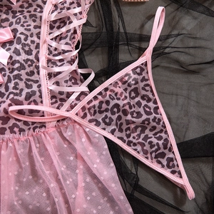 Détails d'un ensemble de lingerie léopard rose en résille avec laçage et nœuds