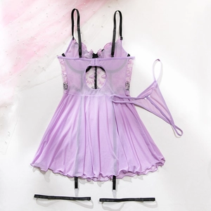 Détail de lingerie en maille violette avec broderies florales et bretelles noires