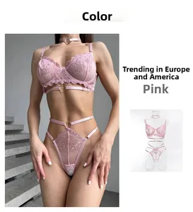 Vue détaillée de l'ensemble de lingerie en dentelle rose avec anneaux cœur et broderie