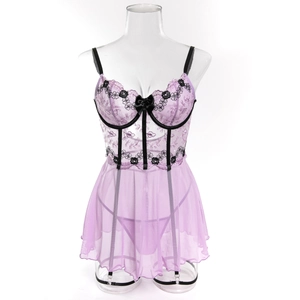 Vue détaillée de la lingerie en dentelle lilas avec broderie florale et voile résille