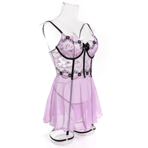 Détail de lingerie en dentelle lilas avec broderie florale noire et décorations en satin