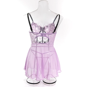 Détail de la broderie en dentelle violette et tulle transparent sur l'ensemble de lingerie