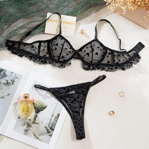 Ensemble lingerie en maille noire à motif cœurs avec armatures et détails de volants