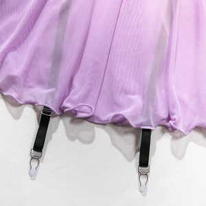 Détail du tissu en maille violette avec porte-jarretelles noirs réglables et clips