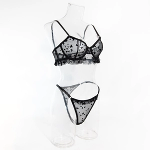 Détail d'un ensemble soutien-gorge en résille noire à cœurs avec volants et string