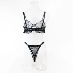 Détail de l'ensemble lingerie en résille noire à motifs cœurs avec volants et armatures