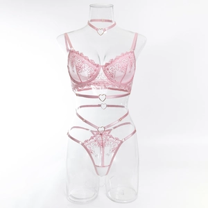 Ensemble lingerie en dentelle rose avec motifs floraux et harnais décoratif à anneaux cœur