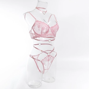 Ensemble lingerie en dentelle rose avec soutien-gorge à armatures et harnais à cœurs